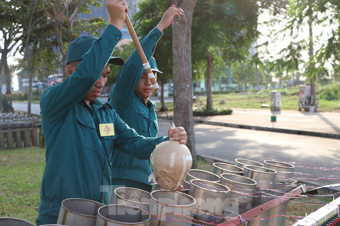 Cận cảnh trận địa pháo hoa lớn nhất Sài Gòn trước giờ 'khai hỏa' - Ảnh 7. Cận cảnh trận địa pháo hoa lớn nhất Sài Gòn trước giờ 'khai hỏa' - Ảnh 7.
