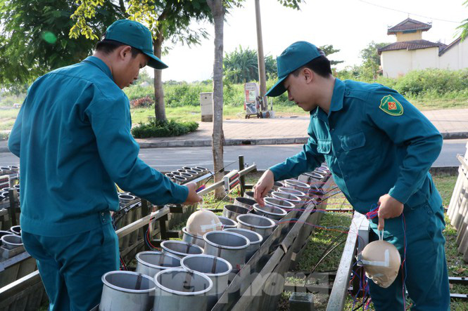 Cận cảnh trận địa pháo hoa lớn nhất Sài Gòn trước giờ 'khai hỏa' - Ảnh 10. Cận cảnh trận địa pháo hoa lớn nhất Sài Gòn trước giờ 'khai hỏa' - Ảnh 10.