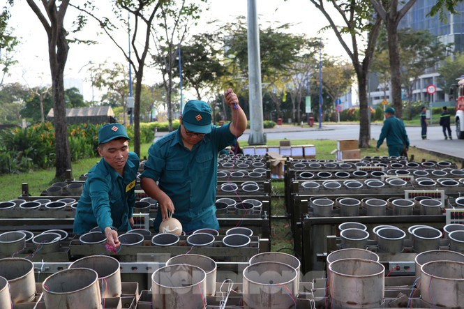Cận cảnh trận địa pháo hoa lớn nhất Sài Gòn trước giờ 'khai hỏa' - Ảnh 12. Cận cảnh trận địa pháo hoa lớn nhất Sài Gòn trước giờ 'khai hỏa' - Ảnh 12.