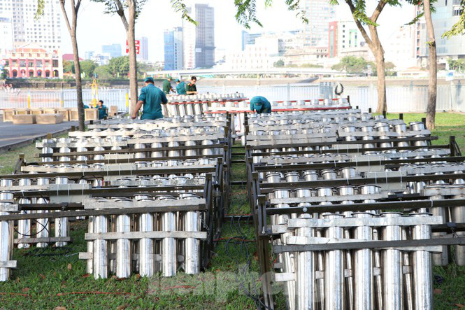 Cận cảnh trận địa pháo hoa lớn nhất Sài Gòn trước giờ 'khai hỏa' - Ảnh 13. Cận cảnh trận địa pháo hoa lớn nhất Sài Gòn trước giờ 'khai hỏa' - Ảnh 13.