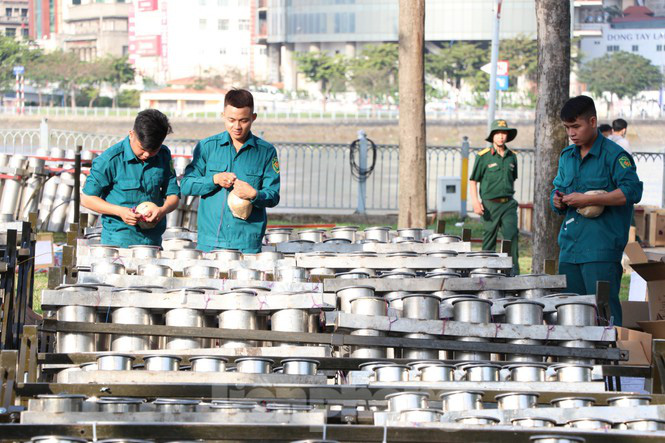Cận cảnh trận địa pháo hoa lớn nhất Sài Gòn trước giờ 'khai hỏa' - Ảnh 11. Cận cảnh trận địa pháo hoa lớn nhất Sài Gòn trước giờ 'khai hỏa' - Ảnh 11.