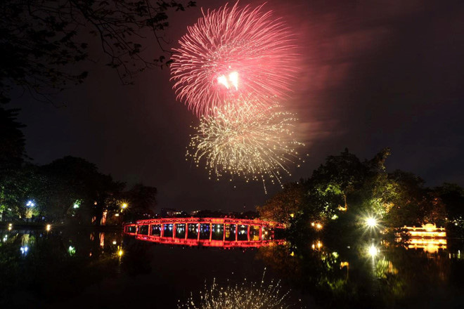 Hàng vạn người dân thủ đô 'lội nước' xem pháo hoa mừng xuân Canh Tý 2020 - Ảnh 16. Hàng vạn người dân thủ đô 'lội nước' xem pháo hoa mừng xuân Canh Tý 2020 - Ảnh 16.
