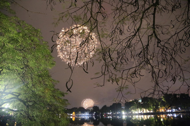 Hàng vạn người dân thủ đô 'lội nước' xem pháo hoa mừng xuân Canh Tý 2020 - Ảnh 15. Hàng vạn người dân thủ đô 'lội nước' xem pháo hoa mừng xuân Canh Tý 2020 - Ảnh 15.