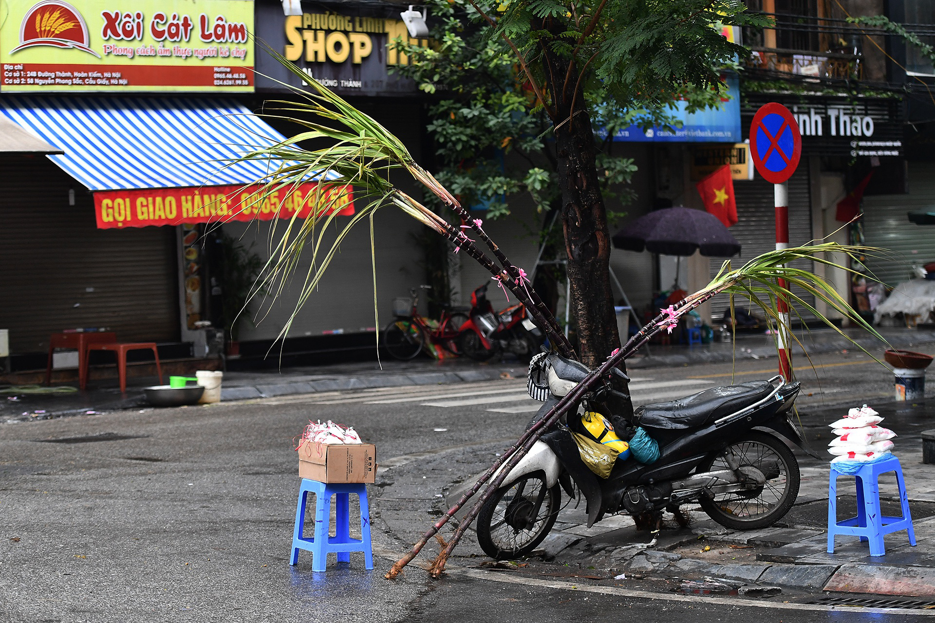 Người Hà Nội hoạt động như ngày thường ngay sáng mùng 1 Tết - Ảnh 1. Người Hà Nội hoạt động như ngày thường ngay sáng mùng 1 Tết - Ảnh 1.