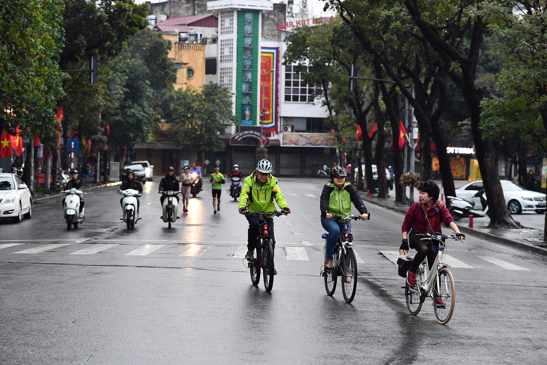 Người Hà Nội hoạt động như ngày thường ngay sáng mùng 1 Tết - Ảnh 3. Người Hà Nội hoạt động như ngày thường ngay sáng mùng 1 Tết - Ảnh 3.