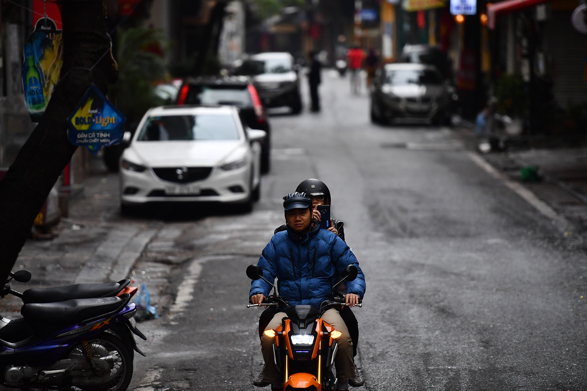 Người Hà Nội hoạt động như ngày thường ngay sáng mùng 1 Tết - Ảnh 5. Người Hà Nội hoạt động như ngày thường ngay sáng mùng 1 Tết - Ảnh 5.