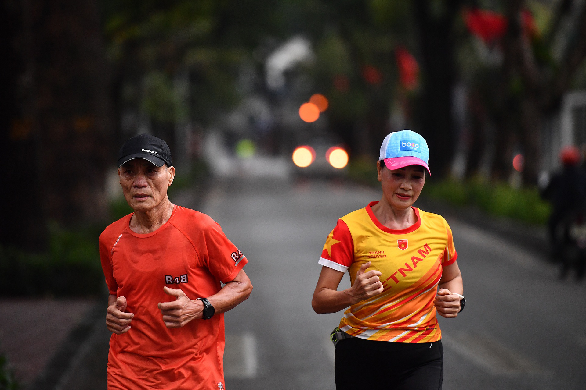 Người Hà Nội hoạt động như ngày thường ngay sáng mùng 1 Tết - Ảnh 10. Người Hà Nội hoạt động như ngày thường ngay sáng mùng 1 Tết - Ảnh 10.