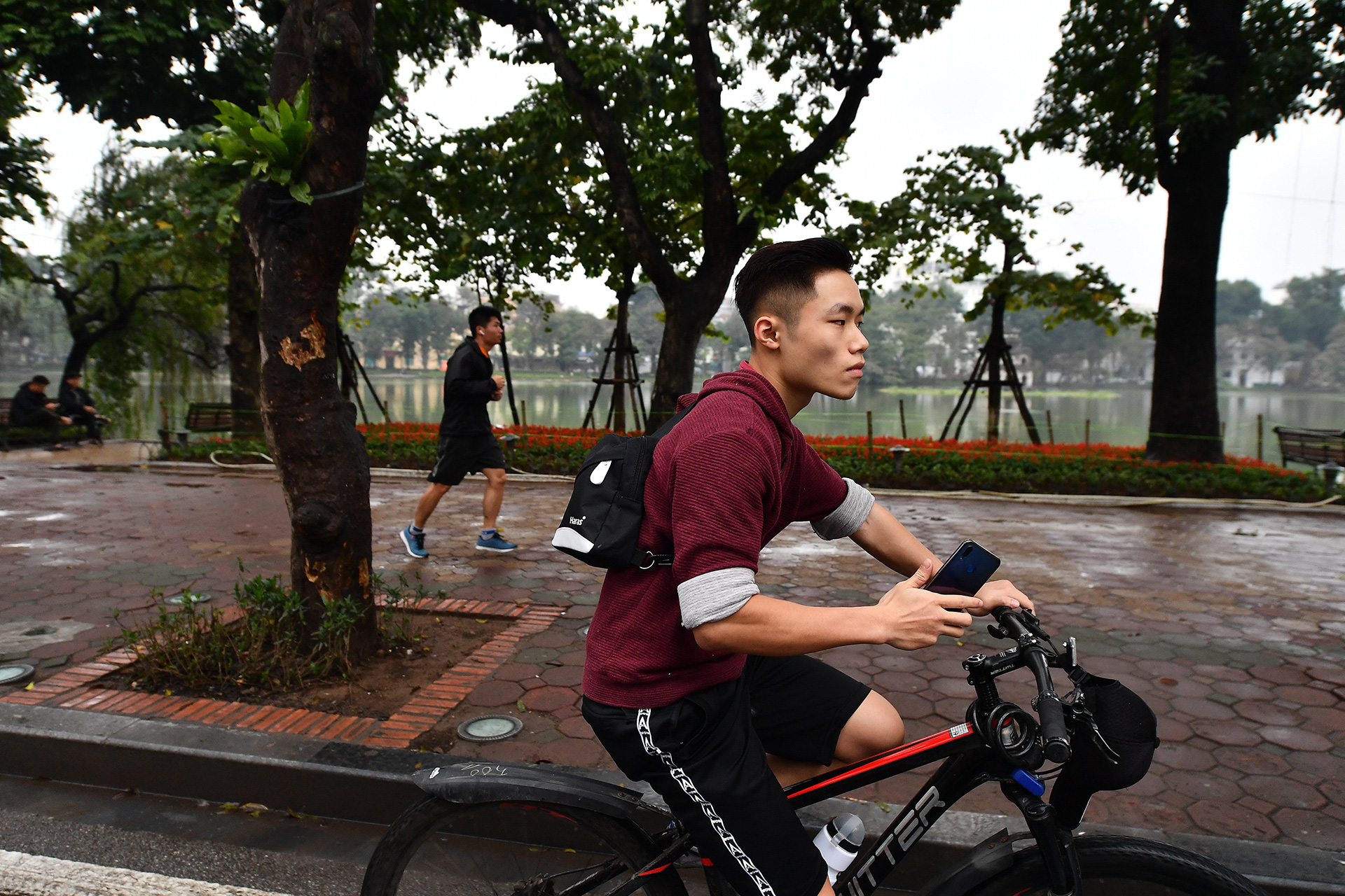 Người Hà Nội hoạt động như ngày thường ngay sáng mùng 1 Tết - Ảnh 7. Người Hà Nội hoạt động như ngày thường ngay sáng mùng 1 Tết - Ảnh 7.