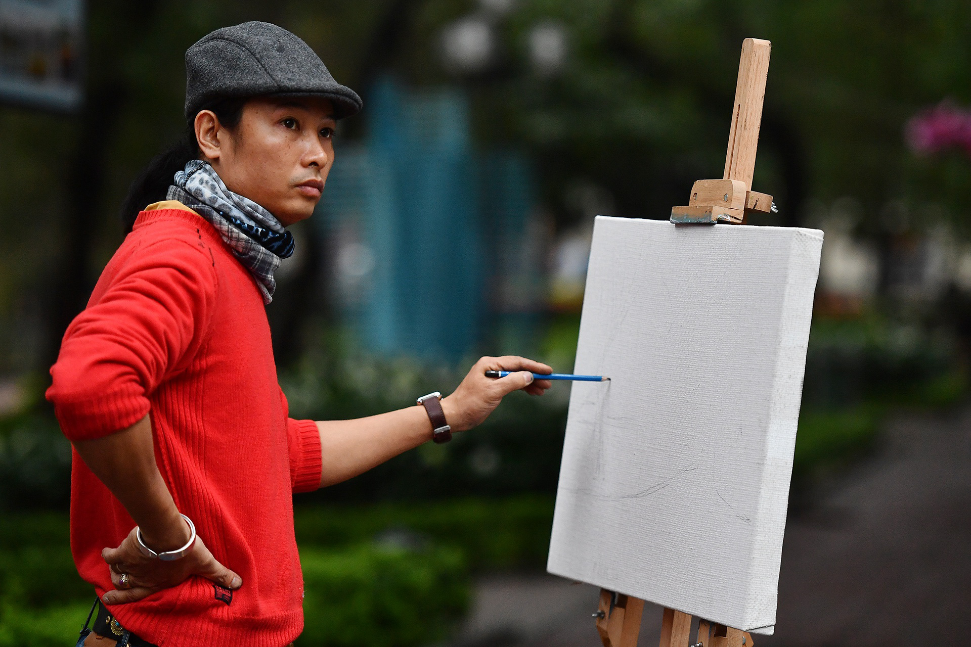 Người Hà Nội hoạt động như ngày thường ngay sáng mùng 1 Tết - Ảnh 12. Người Hà Nội hoạt động như ngày thường ngay sáng mùng 1 Tết - Ảnh 12.