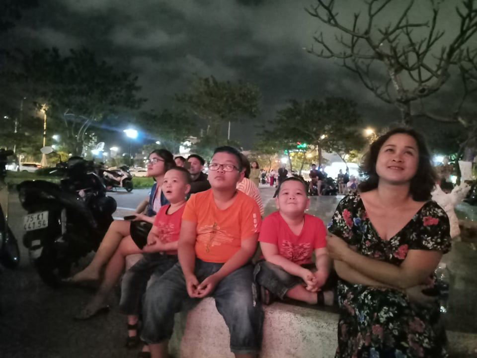 Rực rỡ, đặc sắc pháo hoa giao thừa chào đón năm mới - Ảnh 10. Rực rỡ, đặc sắc pháo hoa giao thừa chào đón năm mới - Ảnh 10.