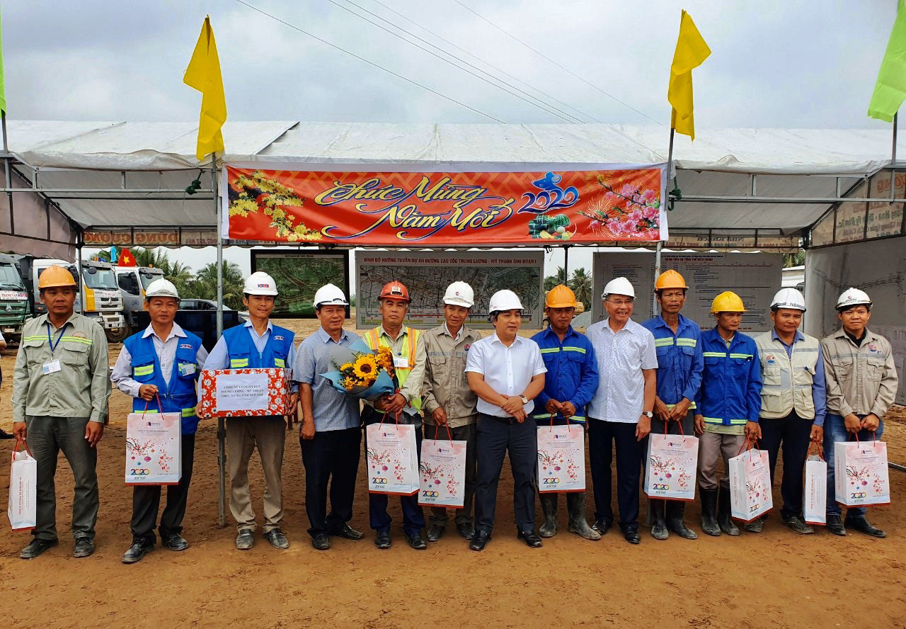 Chuyện có thật trên công trường cao tốc Trung Lương- Mỹ Thuận - Ảnh 2. Chuyện có thật trên công trường cao tốc Trung Lương- Mỹ Thuận - Ảnh 2.