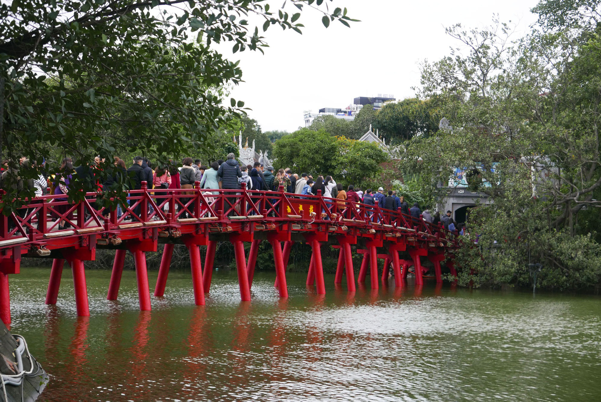 Cảnh lễ đền dưới mưa xuân tuyệt đẹp ở Hà Nội ngày mùng 1 Tết - Ảnh 2. Cảnh lễ đền dưới mưa xuân tuyệt đẹp ở Hà Nội ngày mùng 1 Tết - Ảnh 2.