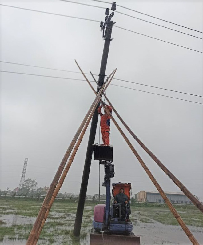 Mùng 1 Tết, nhiều nơi ở miền Bắc mất điện do mưa đá - Ảnh 1.