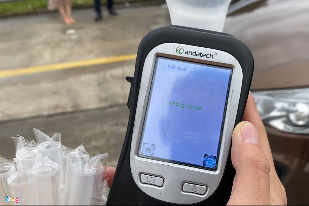 CSGT kiểm tra nồng độ cồn ngày Tết - Ảnh 5. CSGT kiểm tra nồng độ cồn ngày Tết - Ảnh 5.