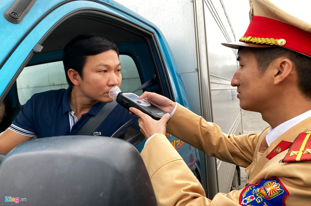 CSGT kiểm tra nồng độ cồn ngày Tết - Ảnh 6. CSGT kiểm tra nồng độ cồn ngày Tết - Ảnh 6.