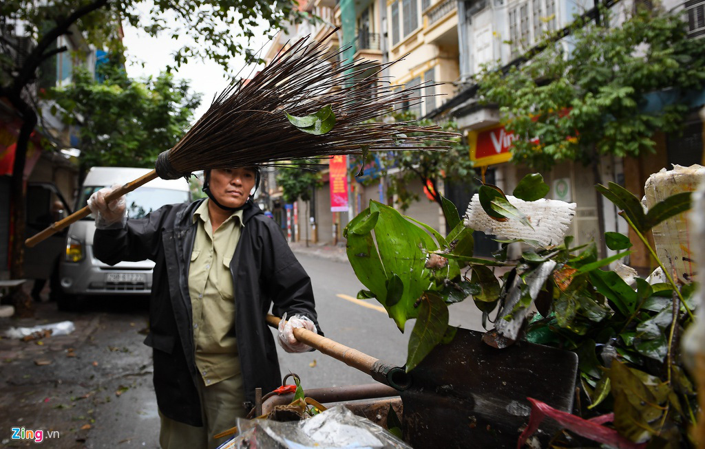 Những người vẫn mưu sinh trong ngày mùng 1 Tết - Ảnh 2.