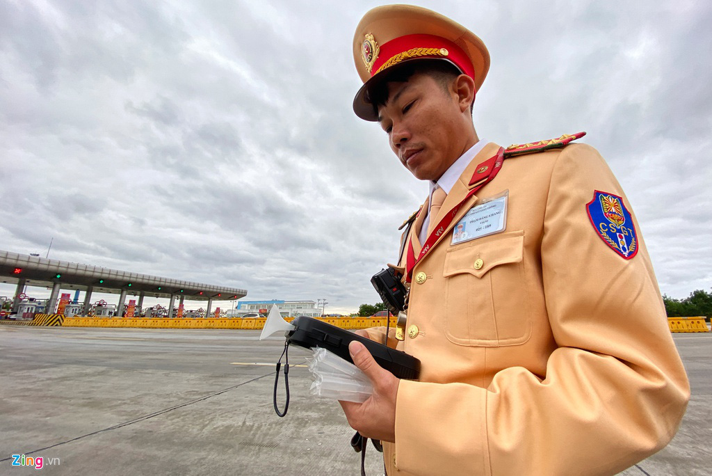 CSGT kiểm tra nồng độ cồn ngày Tết - Ảnh 1. CSGT kiểm tra nồng độ cồn ngày Tết - Ảnh 1.