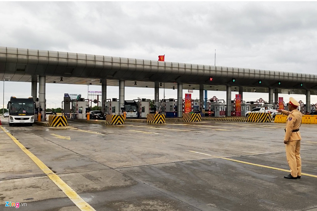 CSGT kiểm tra nồng độ cồn ngày Tết - Ảnh 7. CSGT kiểm tra nồng độ cồn ngày Tết - Ảnh 7.
