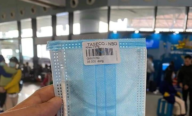 Khẩu trang 35.000 đồng ở sân bay giữa nỗi sợ virus corona - Ảnh 1.