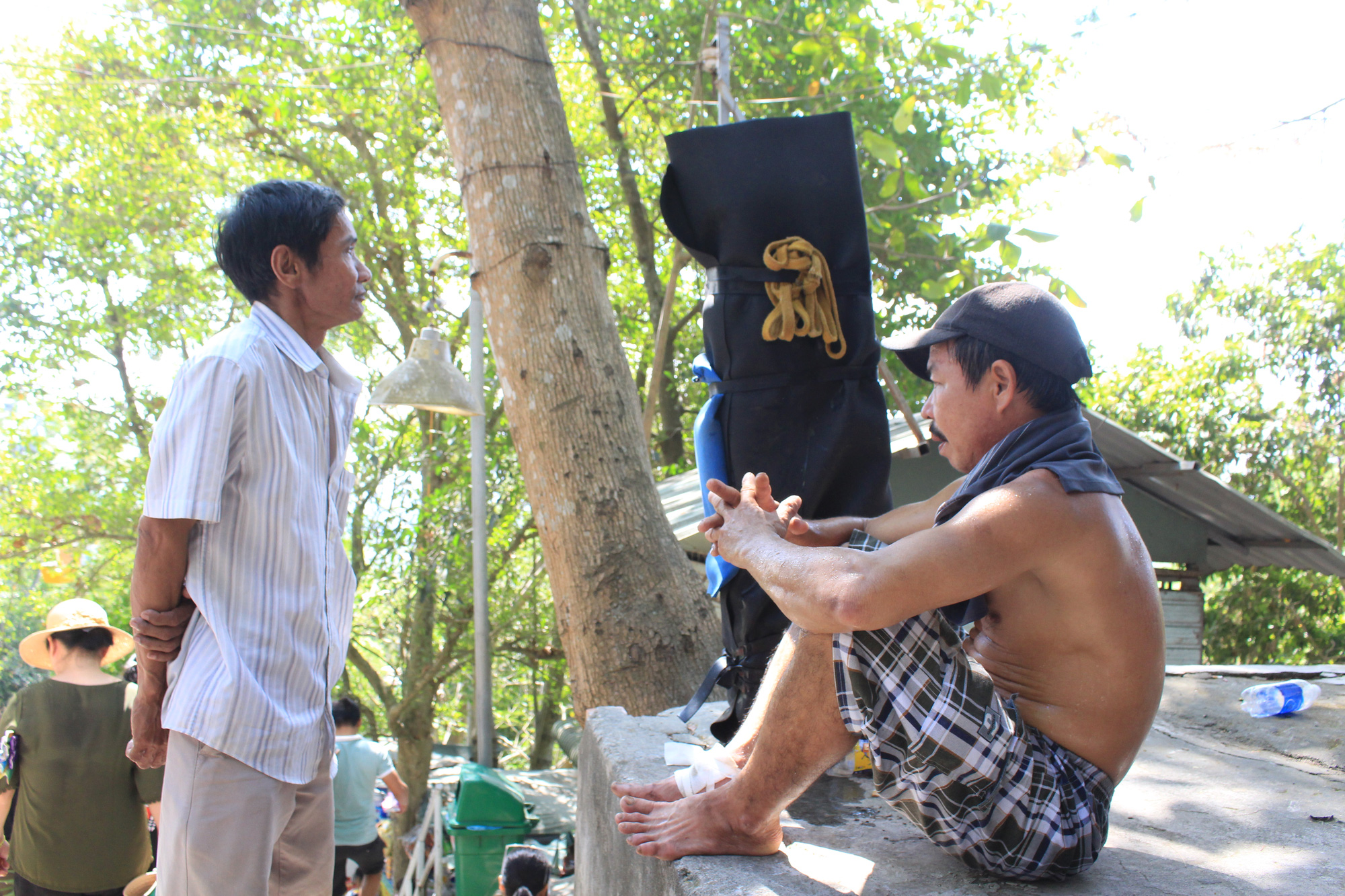 Gian nan đi chân trần, cõng nước đá lên núi Bà Đen kiếm tiền ngày đầu năm - Ảnh 5. Gian nan đi chân trần, cõng nước đá lên núi Bà Đen kiếm tiền ngày đầu năm - Ảnh 5.