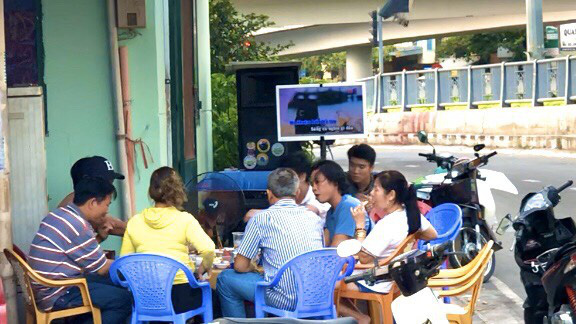 Nỗi ám ảnh khi hàng xóm hát karaoke ngày Tết - Ảnh 2. Nỗi ám ảnh khi hàng xóm hát karaoke ngày Tết - Ảnh 2.
