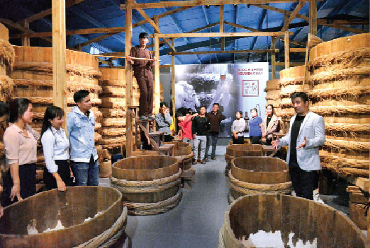 Tiến sĩ về quê làm bảo tàng nước mắm - Ảnh 3. Tiến sĩ về quê làm bảo tàng nước mắm - Ảnh 3.