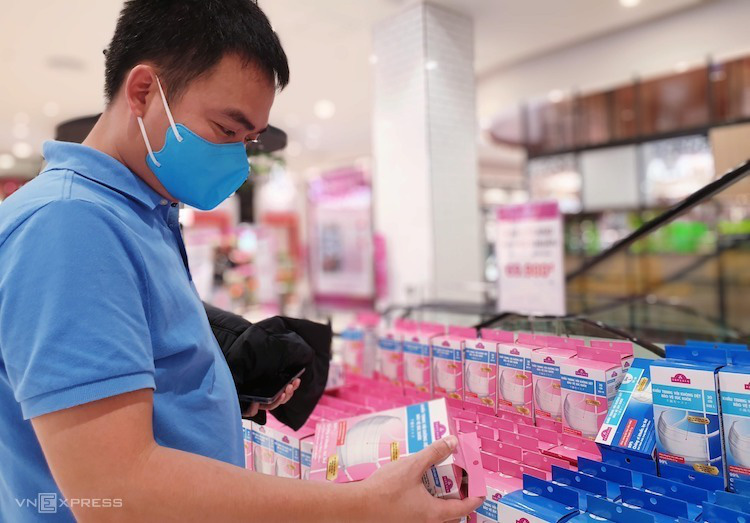 Đổ xô mua khẩu trang chống dịch viêm phổi Vũ Hán - Ảnh 1. Đổ xô mua khẩu trang chống dịch viêm phổi Vũ Hán - Ảnh 1.