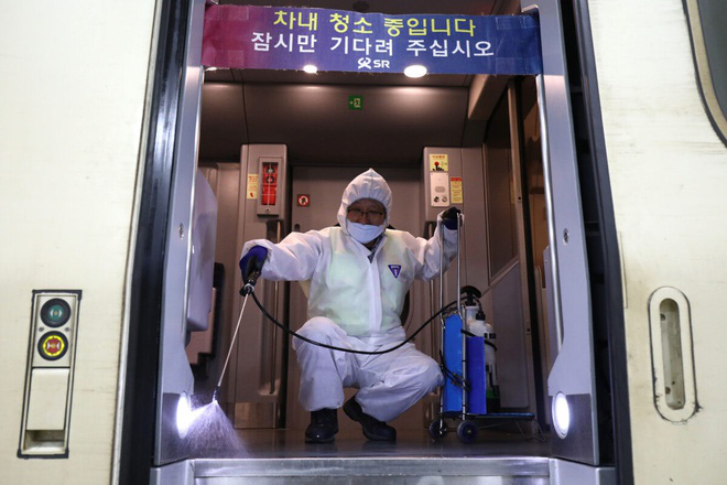 Virus corona khiến thế giới hoảng sợ ra sao những ngày qua? - Ảnh 5. Virus corona khiến thế giới hoảng sợ ra sao những ngày qua? - Ảnh 5.