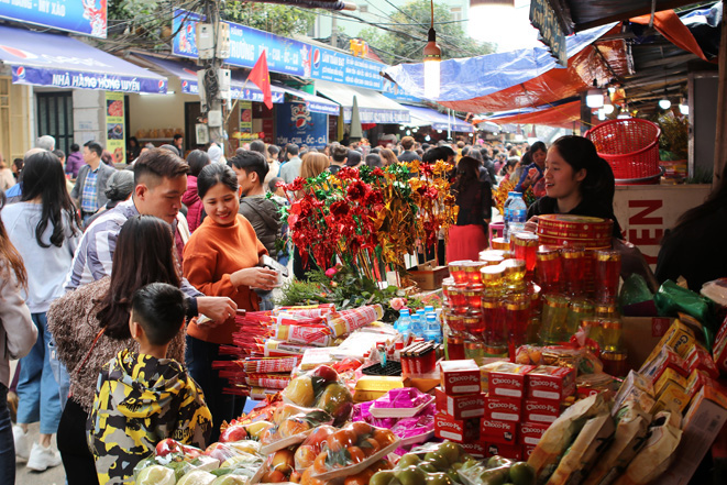 Dòng người kẹt cứng đi lễ Phủ Tây Hồ những ngày đầu năm mới - Ảnh 10. Dòng người kẹt cứng đi lễ Phủ Tây Hồ những ngày đầu năm mới - Ảnh 10.