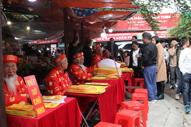 Dòng người kẹt cứng đi lễ Phủ Tây Hồ những ngày đầu năm mới - Ảnh 11. Dòng người kẹt cứng đi lễ Phủ Tây Hồ những ngày đầu năm mới - Ảnh 11.