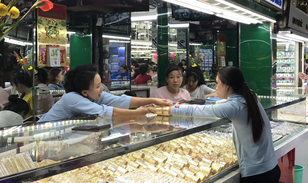 Giá vàng mùng 4 Tết tăng sốc, tiến sát ngưỡng 45 triệu đồng mỗi lượng - Ảnh 1. Giá vàng mùng 4 Tết tăng sốc, tiến sát ngưỡng 45 triệu đồng mỗi lượng - Ảnh 1.