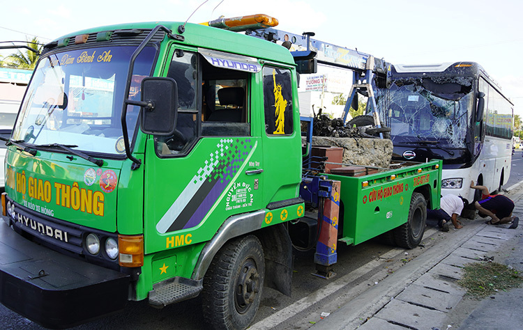 Kẹt xe gần 10 km hai bên cầu Rạch Miễu - Ảnh 2.