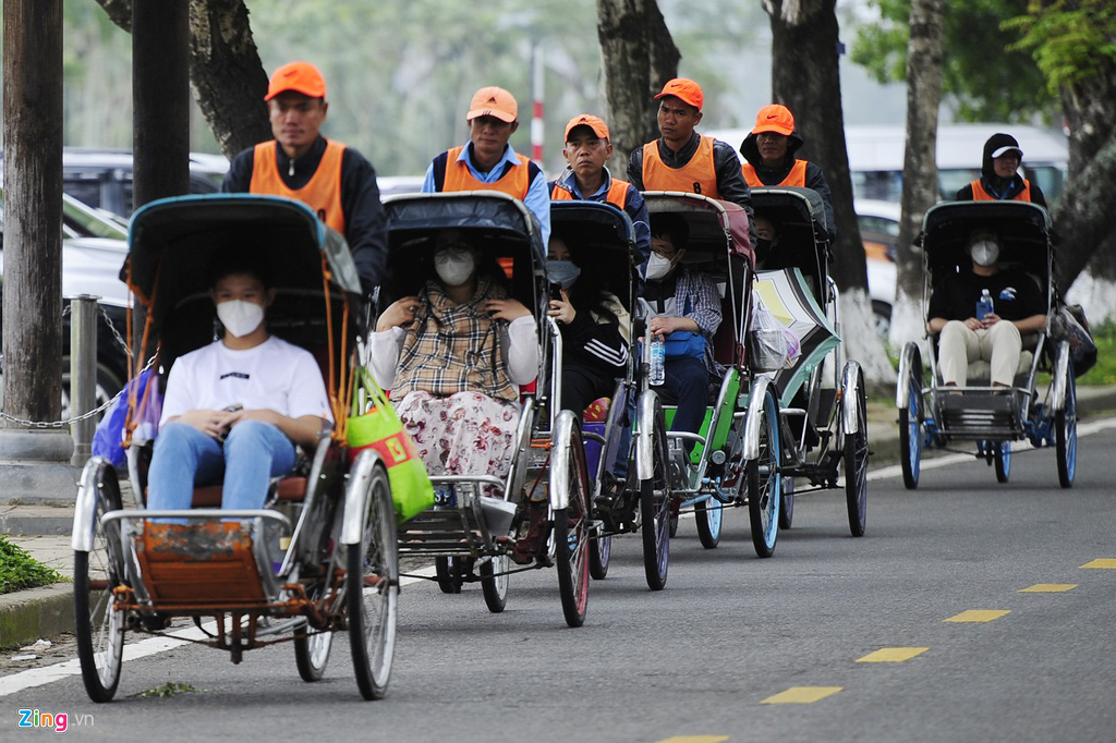 Tràn ngập cảnh đeo khẩu trang du xuân từ Bắc vào Nam - Ảnh 7.