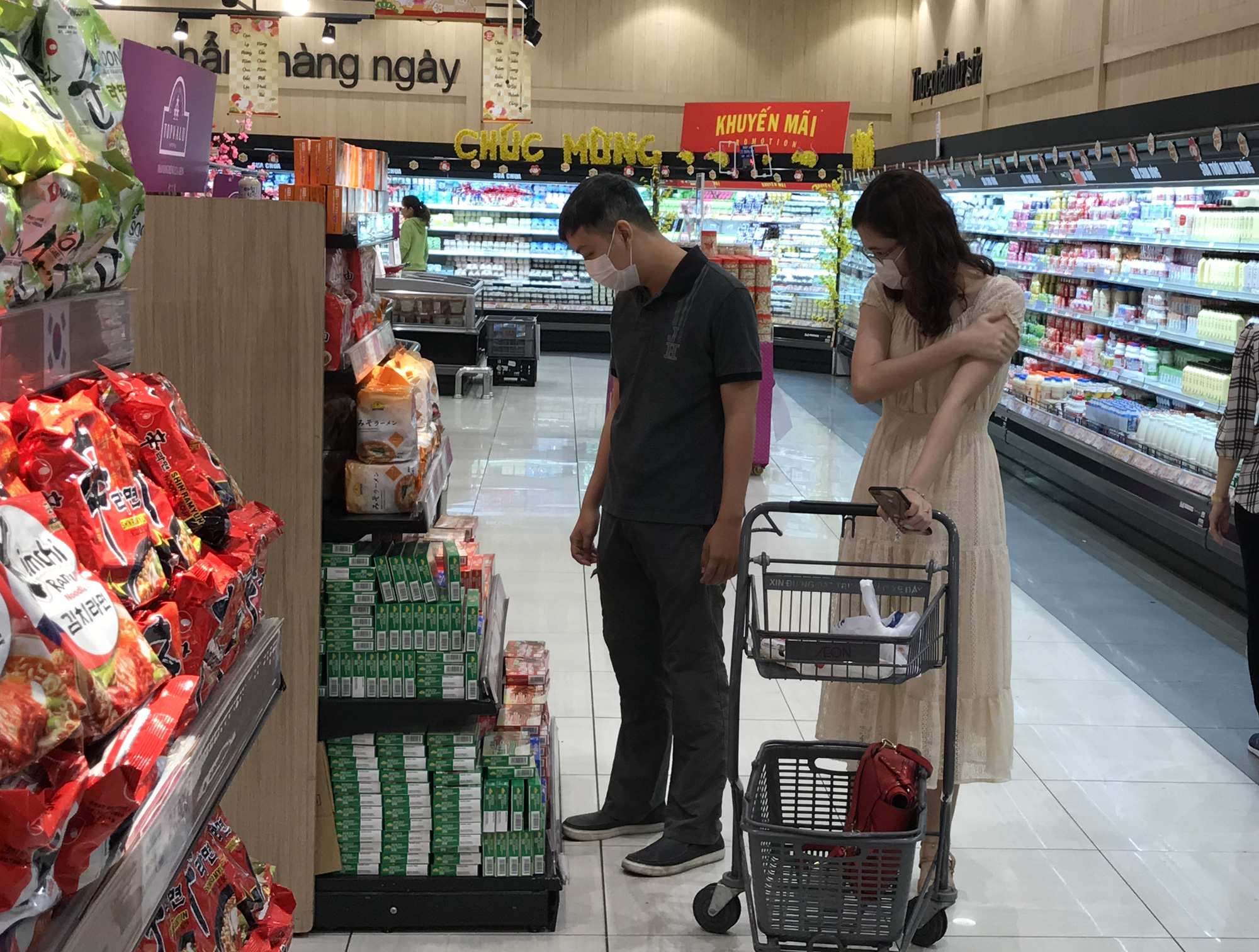 Sợ virus corona, bịt khẩu trang kín mít đi siêu thị mùng 4 Tết - Ảnh 3.