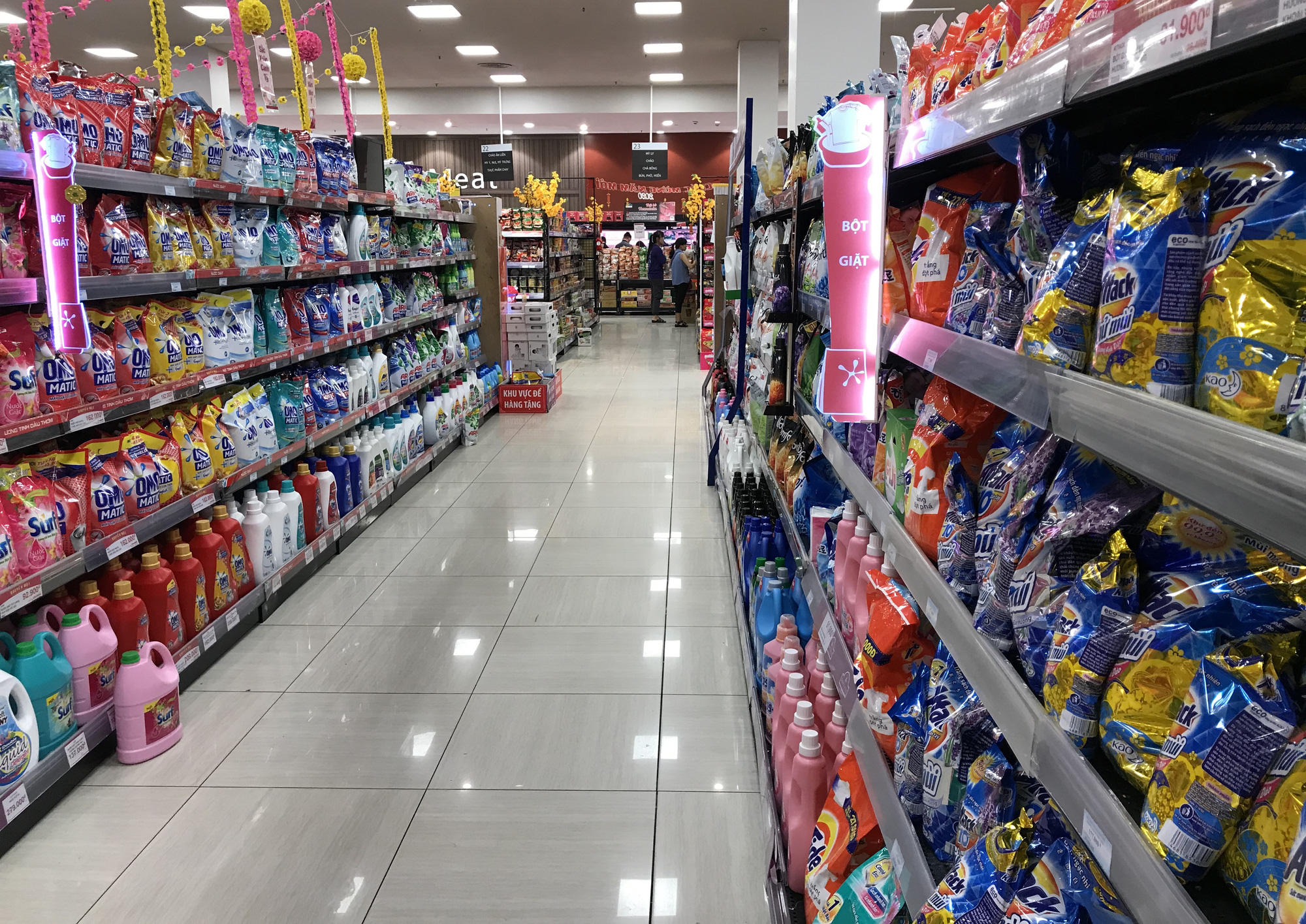 Trung tâm thương mại Sài Gòn quá tải ngày Tết, khách xếp hàng dài chờ đến lượt mua thức ăn, cà phê - Ảnh 13. Trung tâm thương mại Sài Gòn quá tải ngày Tết, khách xếp hàng dài chờ đến lượt mua thức ăn, cà phê - Ảnh 13.