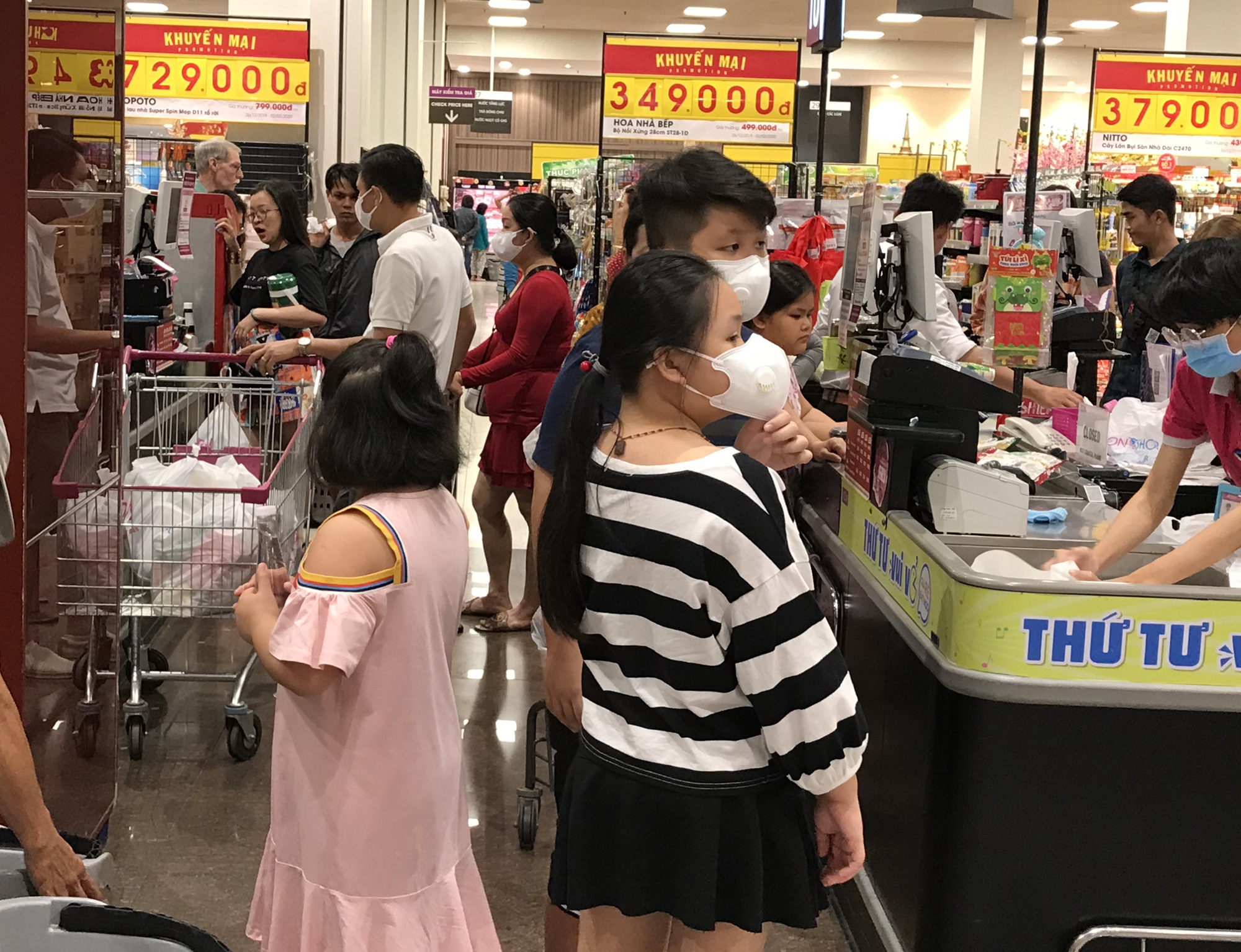 Sợ virus corona, bịt khẩu trang kín mít đi siêu thị mùng 4 Tết - Ảnh 5.