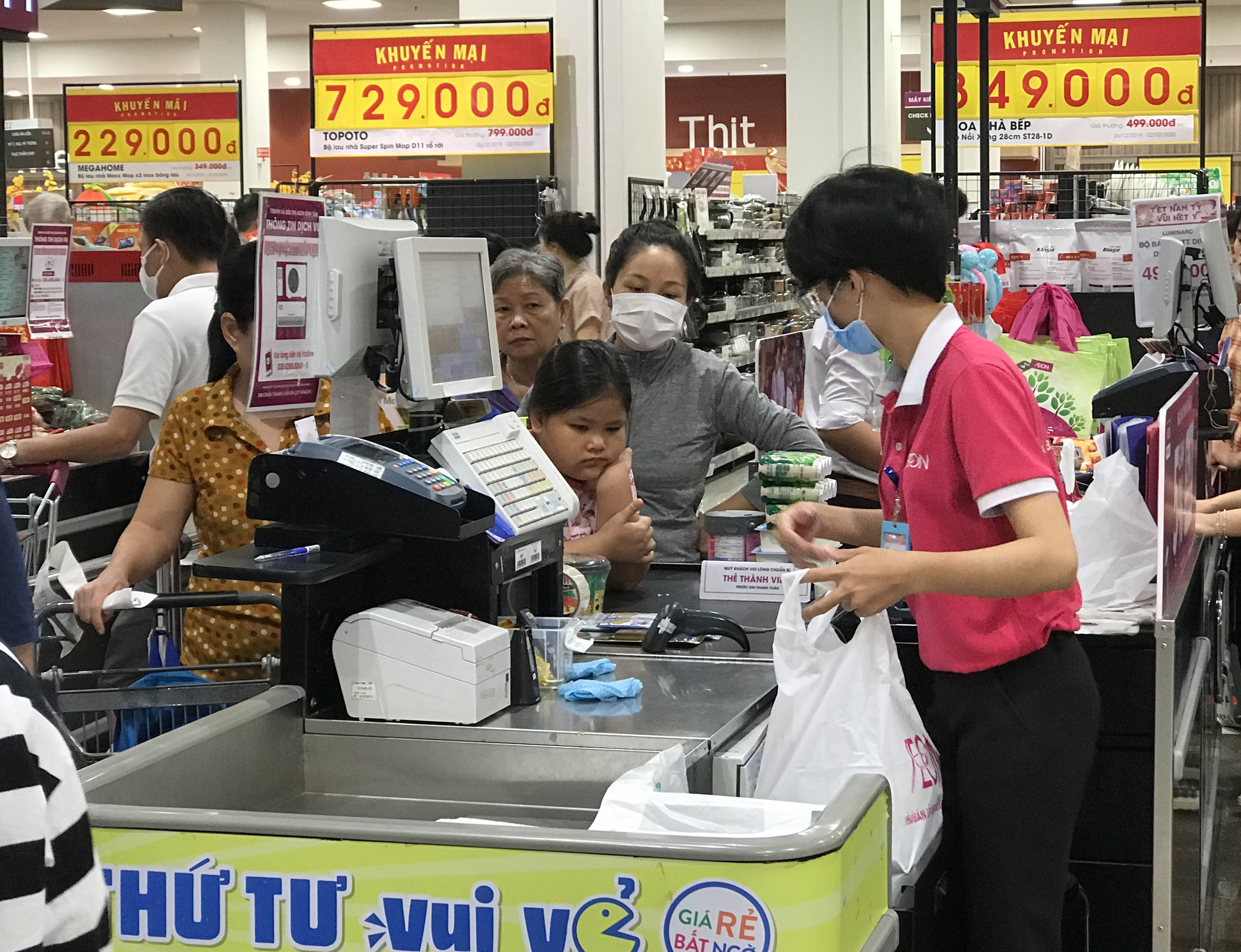Sợ virus corona, bịt khẩu trang kín mít đi siêu thị mùng 4 Tết - Ảnh 6.