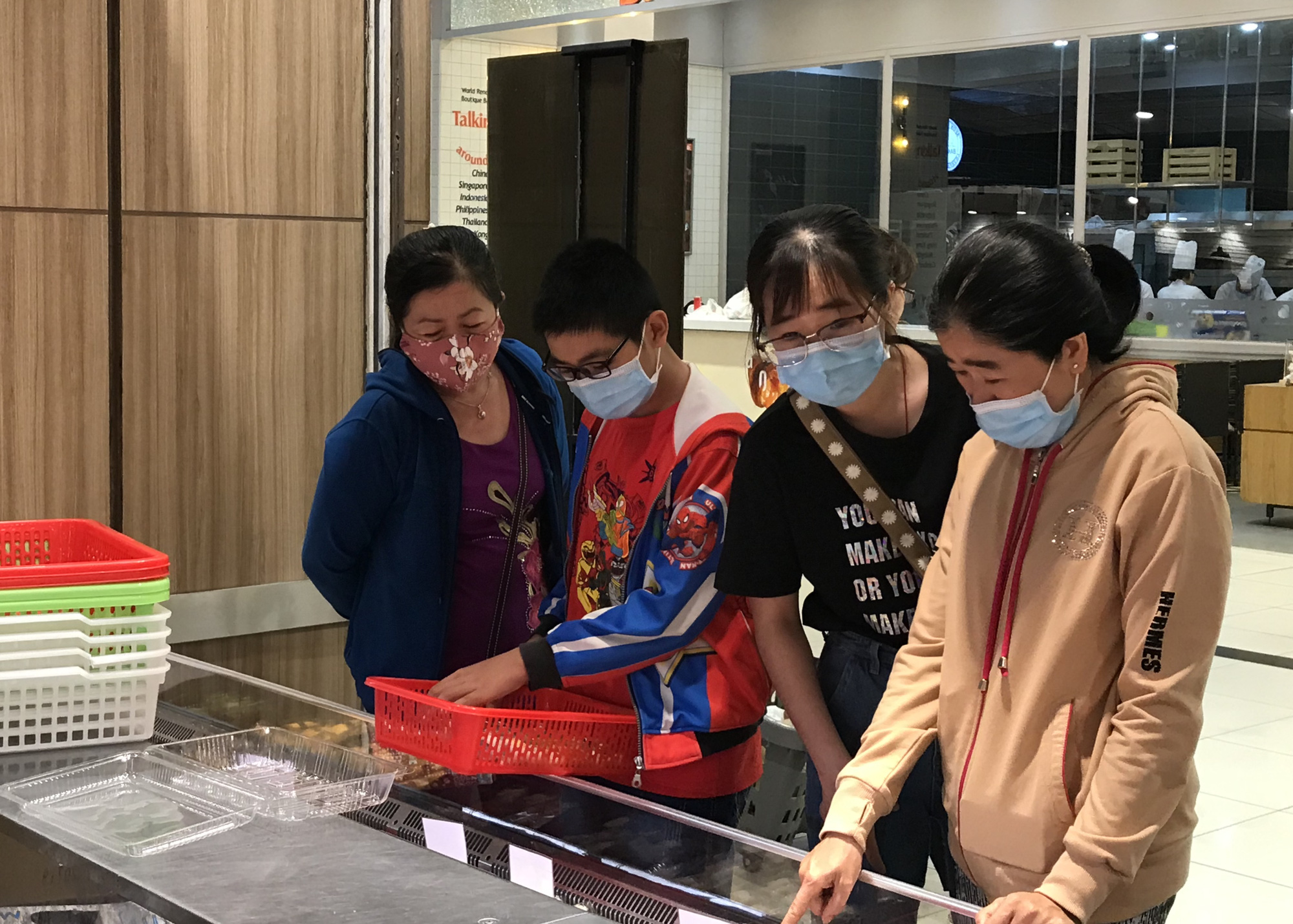 Sợ virus corona, bịt khẩu trang kín mít đi siêu thị mùng 4 Tết - Ảnh 8.
