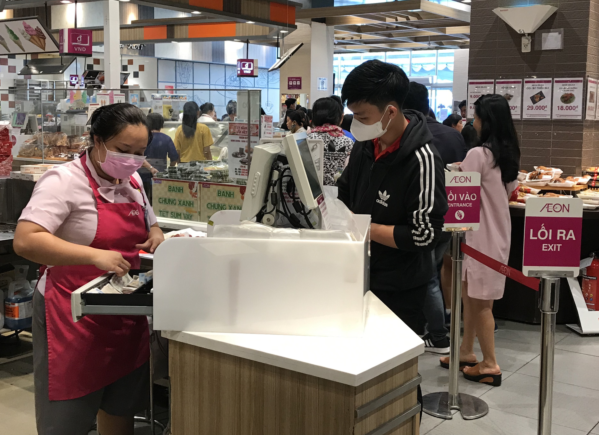Sợ virus corona, bịt khẩu trang kín mít đi siêu thị mùng 4 Tết - Ảnh 7.