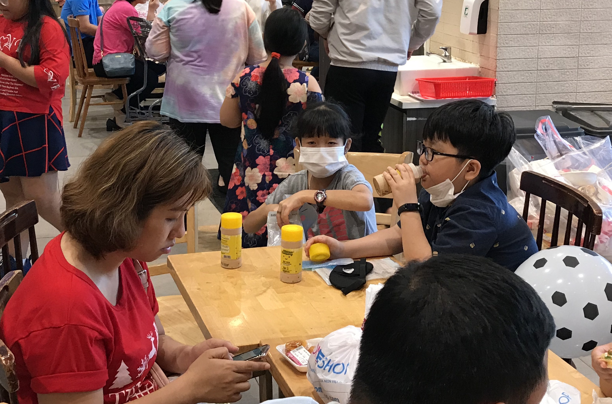 Sợ virus corona, bịt khẩu trang kín mít đi siêu thị mùng 4 Tết - Ảnh 9.