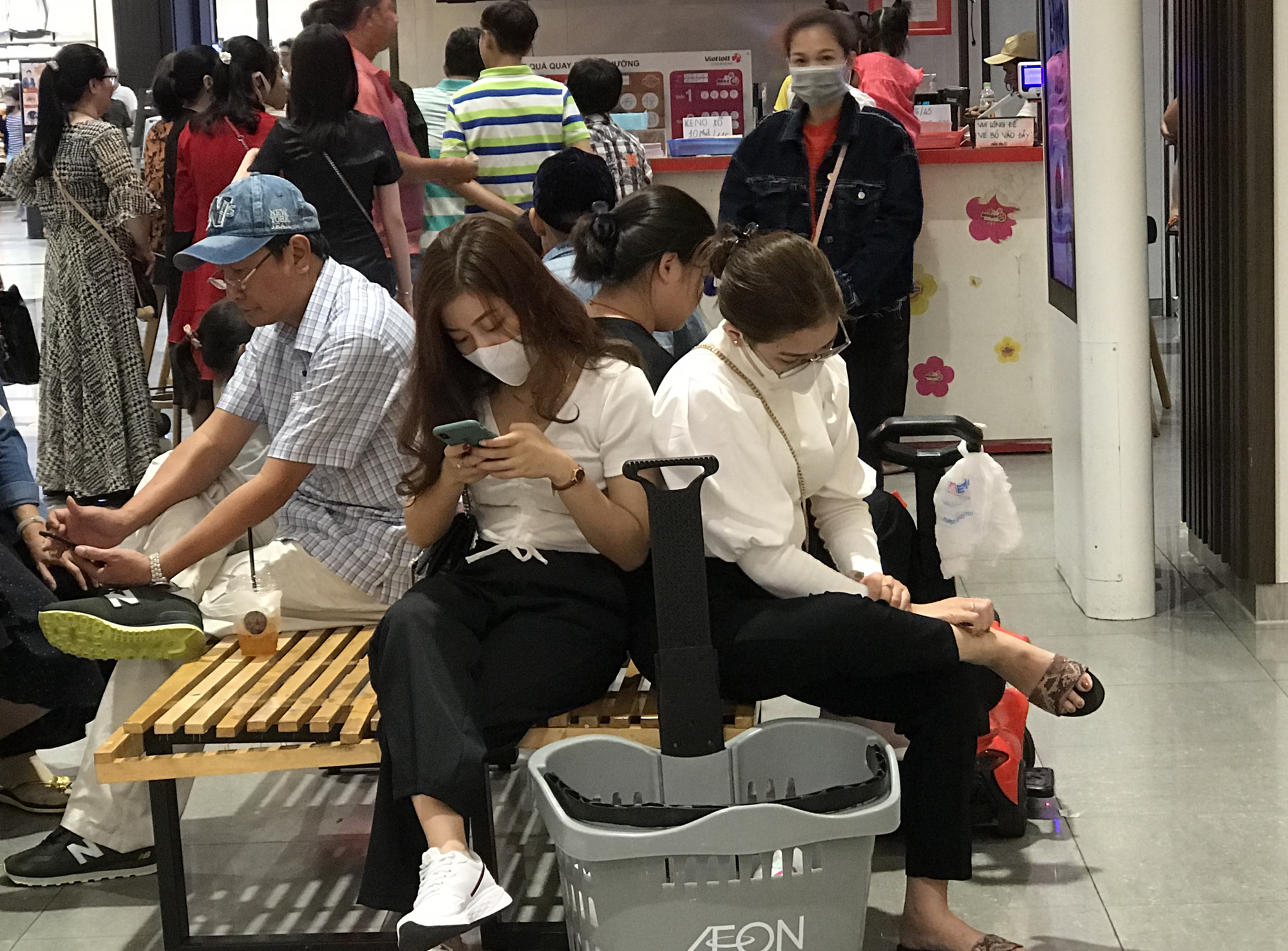 Sợ virus corona, bịt khẩu trang kín mít đi siêu thị mùng 4 Tết - Ảnh 13.