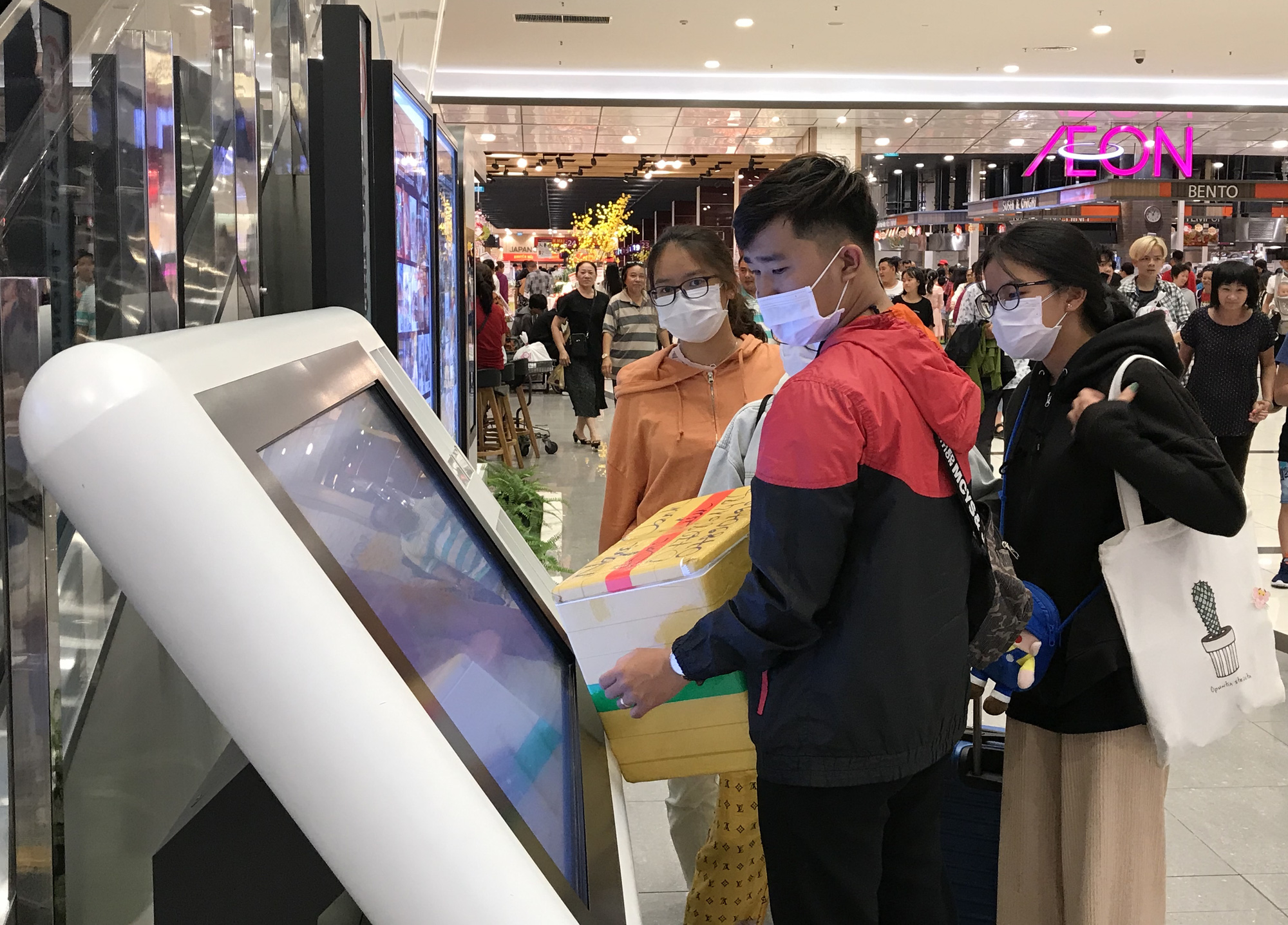 Sợ virus corona, bịt khẩu trang kín mít đi siêu thị mùng 4 Tết - Ảnh 10.