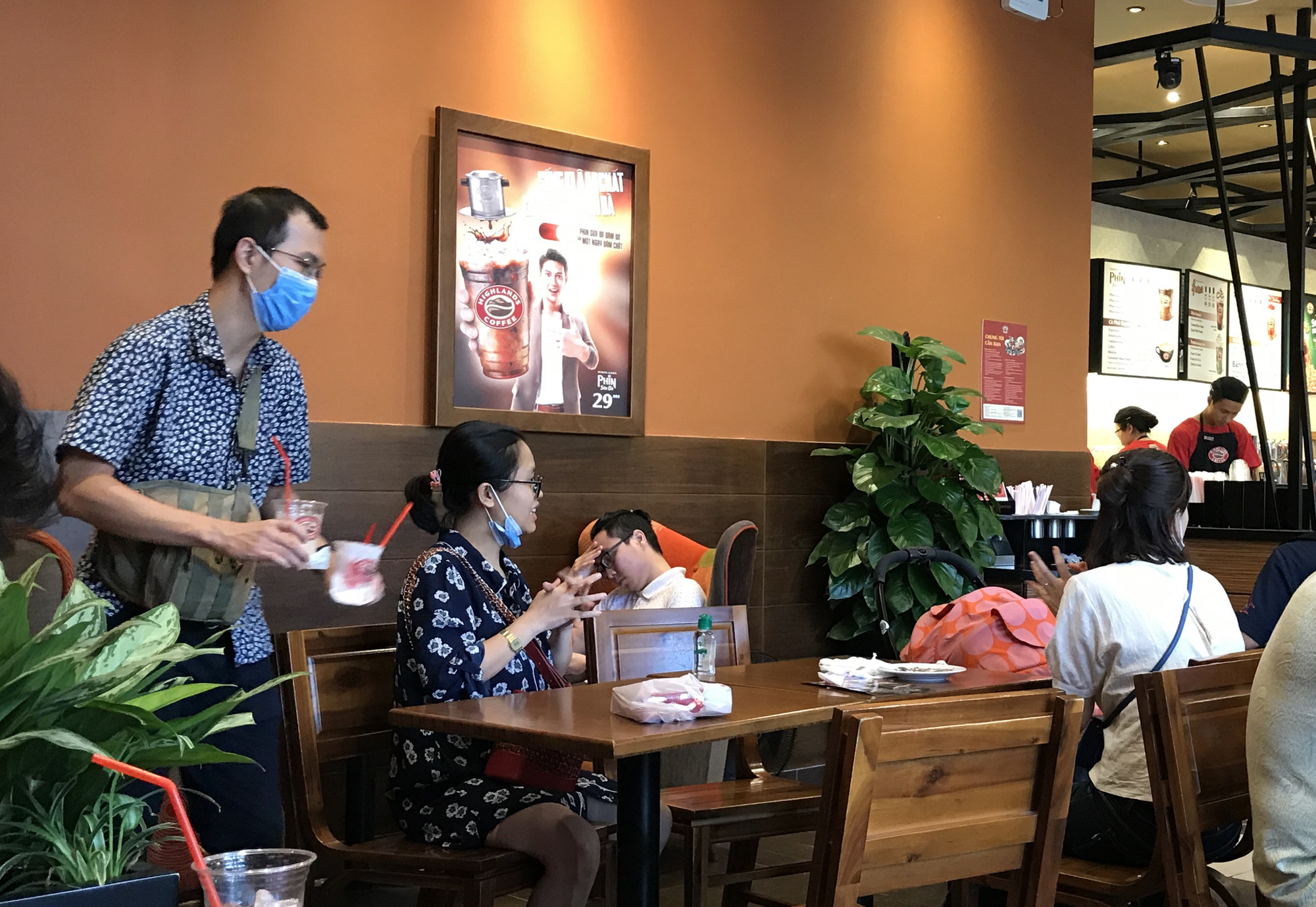 Sợ virus corona, bịt khẩu trang kín mít đi siêu thị mùng 4 Tết - Ảnh 12.