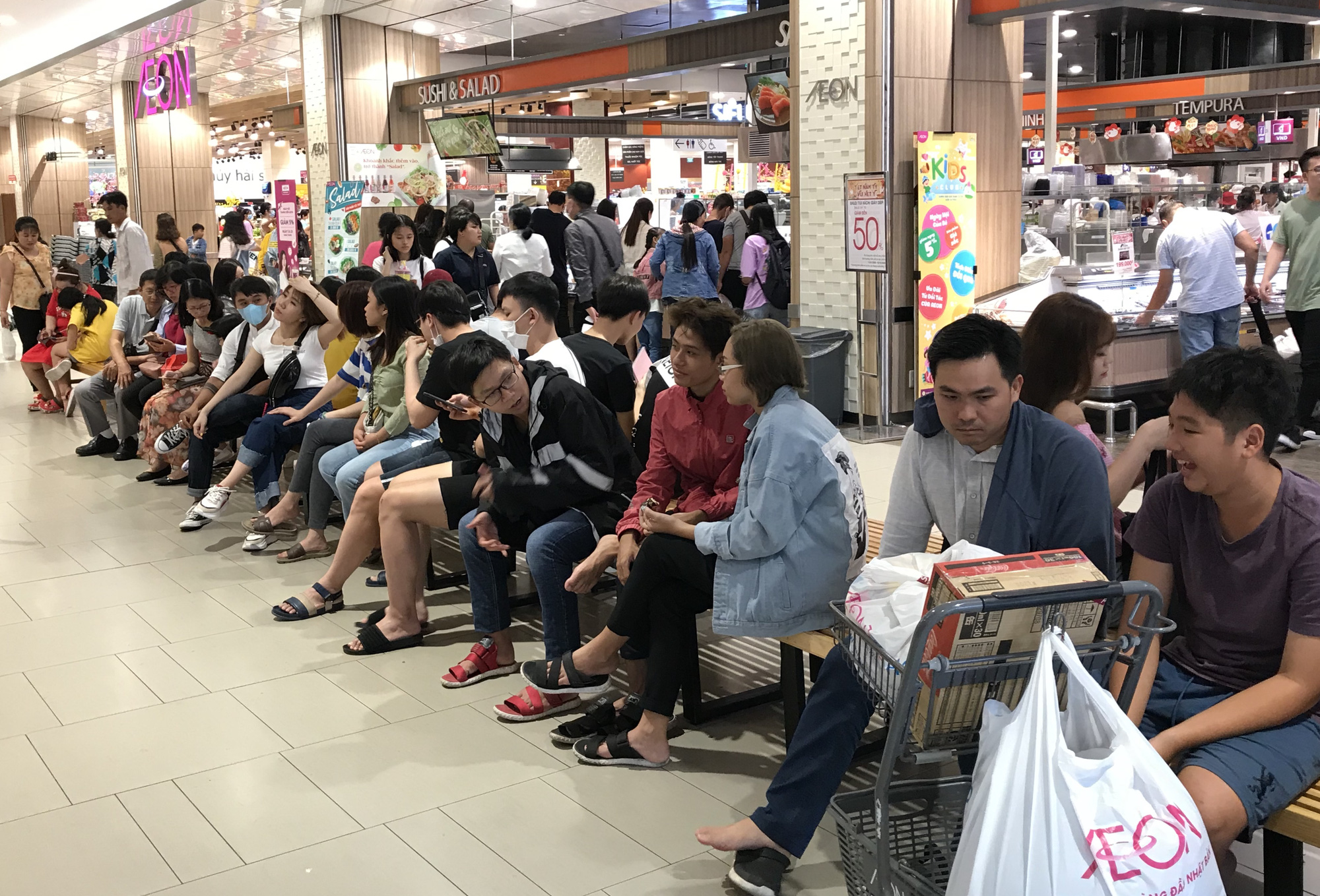 Trung tâm thương mại Sài Gòn quá tải ngày Tết, khách xếp hàng dài chờ đến lượt mua thức ăn, cà phê - Ảnh 10. Trung tâm thương mại Sài Gòn quá tải ngày Tết, khách xếp hàng dài chờ đến lượt mua thức ăn, cà phê - Ảnh 10.