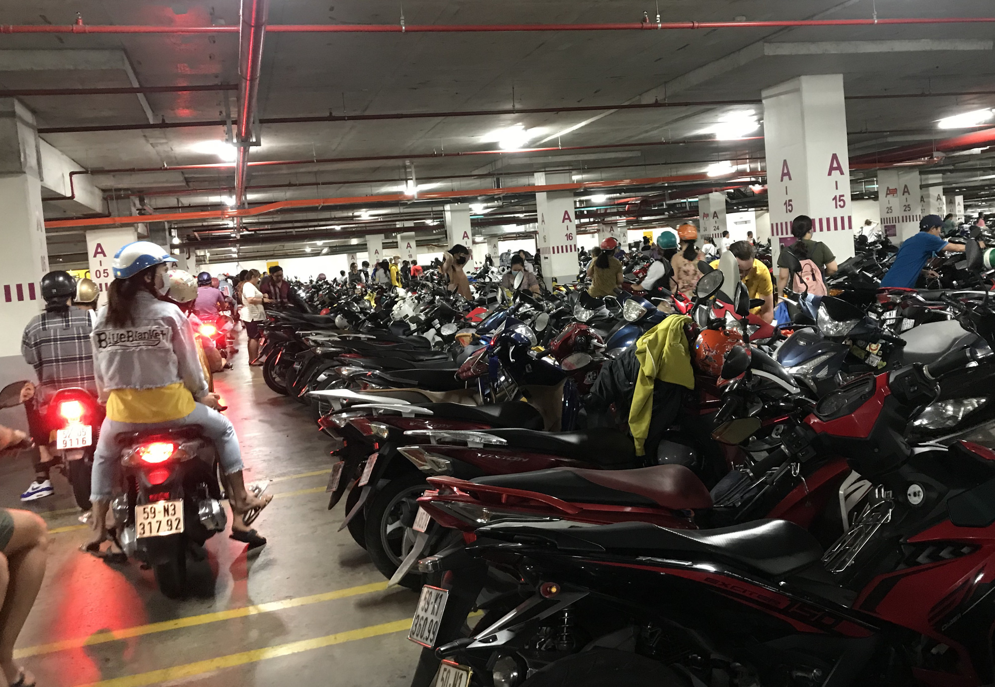 Trung tâm thương mại Sài Gòn quá tải ngày Tết, khách xếp hàng dài chờ đến lượt mua thức ăn, cà phê - Ảnh 2. Trung tâm thương mại Sài Gòn quá tải ngày Tết, khách xếp hàng dài chờ đến lượt mua thức ăn, cà phê - Ảnh 2.