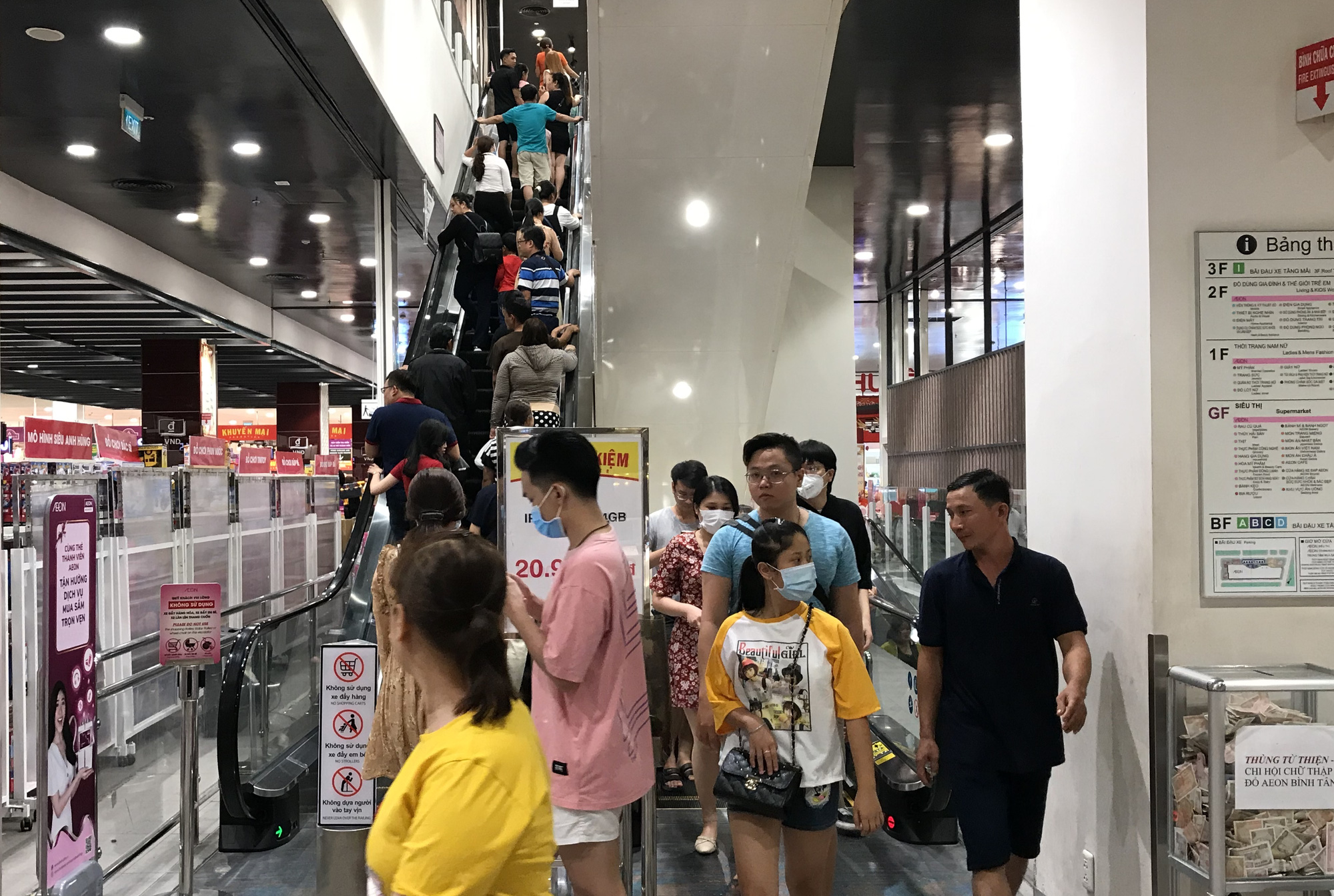 Trung tâm thương mại Sài Gòn quá tải ngày Tết, khách xếp hàng dài chờ đến lượt mua thức ăn, cà phê - Ảnh 3. Trung tâm thương mại Sài Gòn quá tải ngày Tết, khách xếp hàng dài chờ đến lượt mua thức ăn, cà phê - Ảnh 3.