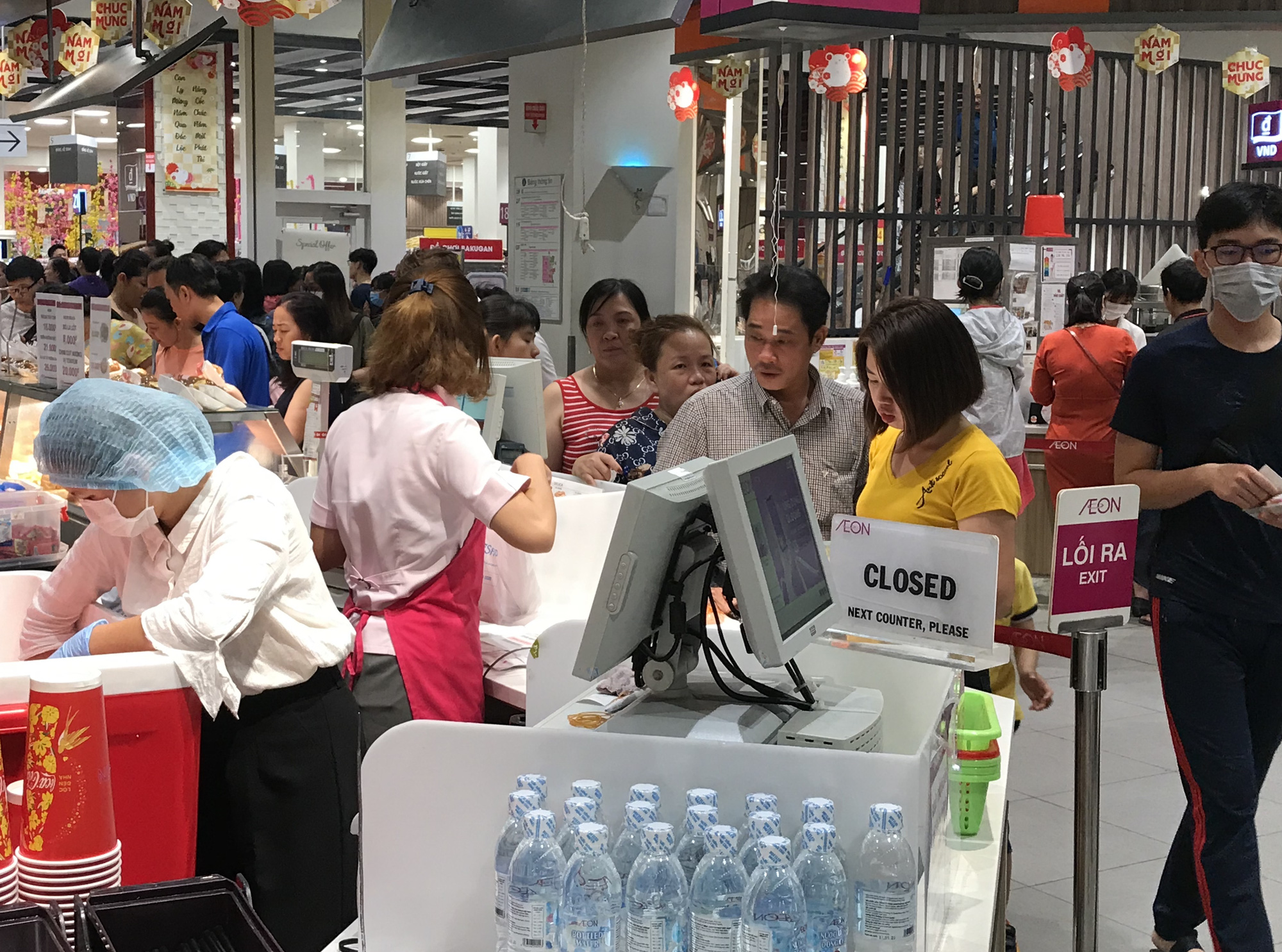Trung tâm thương mại Sài Gòn quá tải ngày Tết, khách xếp hàng dài chờ đến lượt mua thức ăn, cà phê - Ảnh 5. Trung tâm thương mại Sài Gòn quá tải ngày Tết, khách xếp hàng dài chờ đến lượt mua thức ăn, cà phê - Ảnh 5.