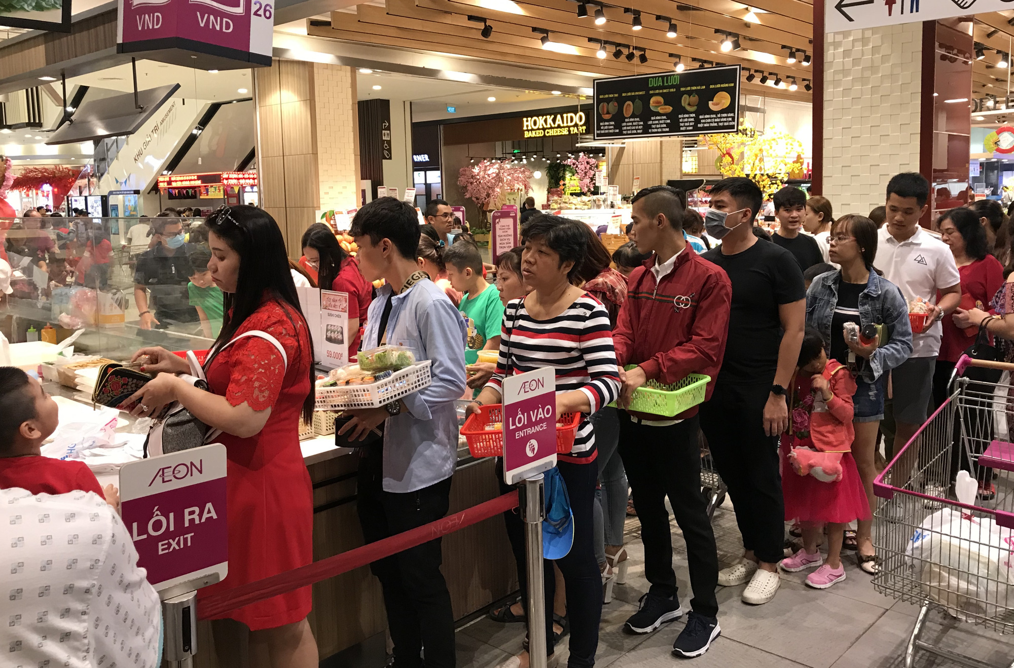 Trung tâm thương mại Sài Gòn quá tải ngày Tết, khách xếp hàng dài chờ đến lượt mua thức ăn, cà phê - Ảnh 4. Trung tâm thương mại Sài Gòn quá tải ngày Tết, khách xếp hàng dài chờ đến lượt mua thức ăn, cà phê - Ảnh 4.