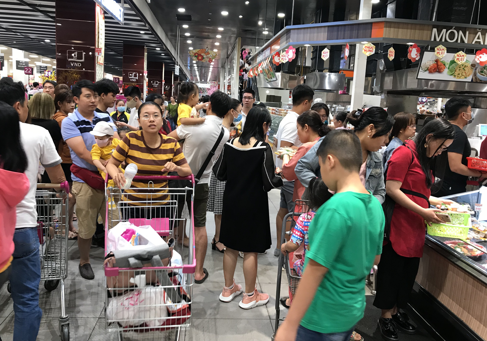 Trung tâm thương mại Sài Gòn quá tải ngày Tết, khách xếp hàng dài chờ đến lượt mua thức ăn, cà phê - Ảnh 6. Trung tâm thương mại Sài Gòn quá tải ngày Tết, khách xếp hàng dài chờ đến lượt mua thức ăn, cà phê - Ảnh 6.