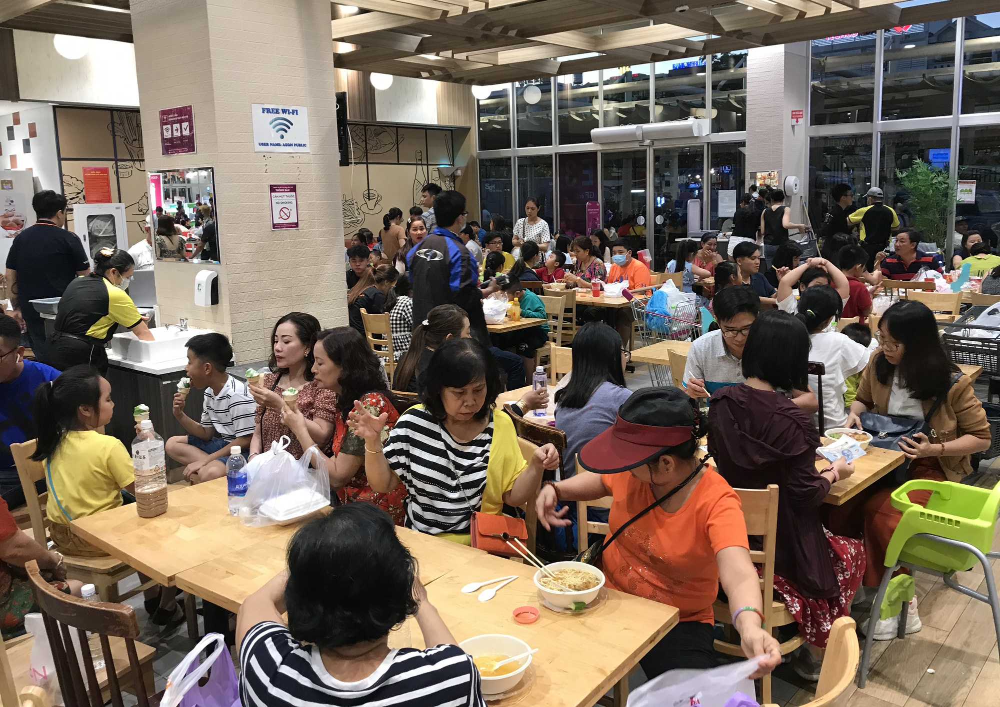 Trung tâm thương mại Sài Gòn quá tải ngày Tết, khách xếp hàng dài chờ đến lượt mua thức ăn, cà phê - Ảnh 9. Trung tâm thương mại Sài Gòn quá tải ngày Tết, khách xếp hàng dài chờ đến lượt mua thức ăn, cà phê - Ảnh 9.